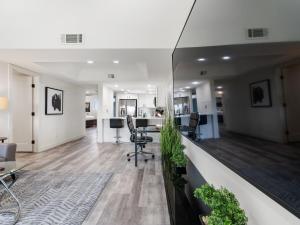スコッツデールにあるLuxuriant And Spacious 2br Condo With Heated Poolの机と椅子が備わる部屋