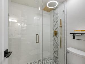 スコッツデールにあるLuxuriant And Spacious 2br Condo With Heated Poolの浴室のガラス扉付きシャワー +9枚の写真