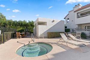 Πισίνα στο ή κοντά στο Spacious 1br Condo W Patio & Close To Old Town