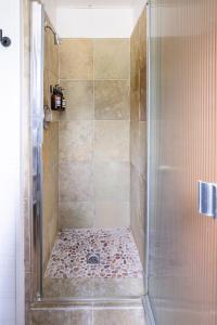 eine Dusche mit Glastür und eine ebenerdige Dusche in der Unterkunft Dogwood Peak Mid-century A-frame With Ac Style in Shaver Lake + 64 Fotos