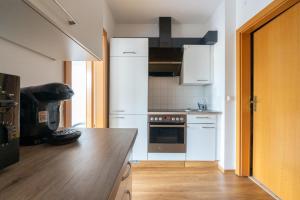 Kuchyň nebo kuchyňský kout v ubytování FarawayHomes Studio Graz #10