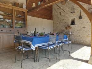 a dining room with a blue table and chairs at Maison de maître Azay Le Rideau - 8 personnes in Azay-le-Rideau