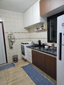Kuchyň nebo kuchyňský kout v ubytování Apartamento Inteiro Rodeio Jaguariúna com 2 quartos