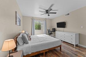 Ένα ή περισσότερα κρεβάτια σε δωμάτιο στο Snug 2br Condo W Pool, Patio, Wd Near Old Town +34 φωτογραφίες