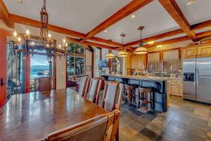 Η κουζίνα ή μικρή κουζίνα στο Lakefront Retreat Across from Homewood Resort