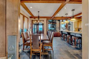 Χώρος καθιστικού στο Lakefront Retreat Across from Homewood Resort
