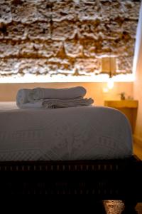 ノートにあるLA GROTTA, luxury suite & Spaのベッドの上にタオルを置いて