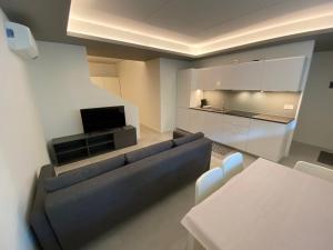 TV a/nebo společenská místnost v ubytování NEW Residenza le Essenze - i 7 Laghi