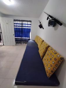 a room with a large blue inflatable bed in the corner at Departamento céntrico Huatulco in Santa Cruz Huatulco