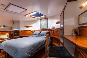 阿姆斯特丹Anna Houseboat的船上的卧室,里面设有床铺