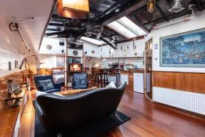 Anna Houseboat