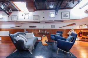 Anna Houseboat的休息区