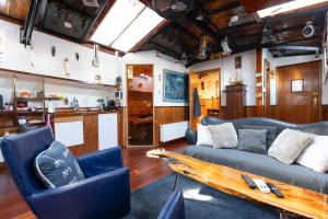 Anna Houseboat的休息区