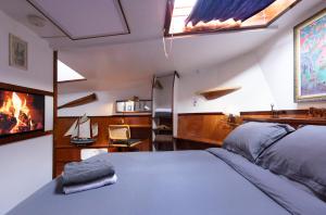 Anna Houseboat客房内的一张或多张床位