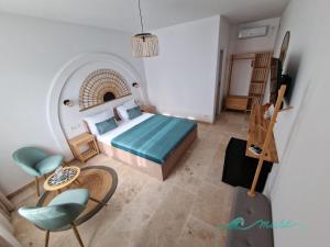 a bedroom with a bed and a table and chairs at Muse 2Mai in 2 Mai
