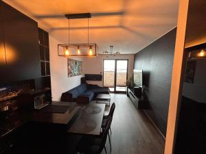 een woonkamer met een bank en een eettafel bij Lawenda in Gdańsk