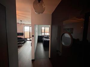 een hal van een woonkamer met een spiegel bij Lawenda in Gdańsk