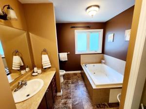 Billede fra billedgalleriet på Luxury Villa Inground Heated swimming pool & a Hot Tub i Ingersoll