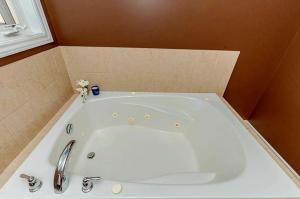 Billede fra billedgalleriet på Luxury Villa Inground Heated swimming pool & a Hot Tub i Ingersoll