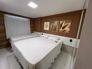 Una cama o camas en una habitación de Flat 502 com piscina privativa - 02 quartos