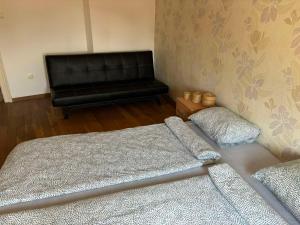 Rúm í herbergi á Apartman Lumi - Stari Grad