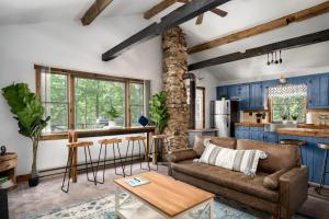Η κουζίνα ή μικρή κουζίνα στο River Access Cabin w Hot Tub Kayaks WiFi Grill