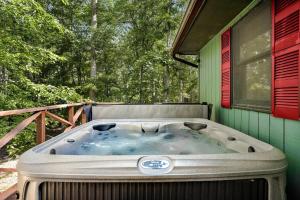 Φωτογραφία από το άλμπουμ του River Access Cabin w Hot Tub Kayaks WiFi Grill σε Great Cacapon +20 φωτογραφίες