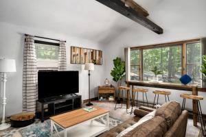 Μια τηλεόραση ή/και κέντρο ψυχαγωγίας στο River Access Cabin w Hot Tub Kayaks WiFi Grill