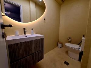 Gallery image of Sunny Home Private Jacuzzi Hydromassage, Underground Parking, 300m Metro Peristeri in Athens +18 photos
