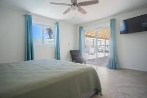 Ένα ή περισσότερα κρεβάτια σε δωμάτιο στο Amazing Villa near to the Beach +55 φωτογραφίες