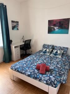 L'oasis de l'Yonne في Migennes: سرير في غرفة مع مكتب وسرير سيد