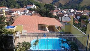 a view of a house with a swimming pool at Pousada Preludio in Conservatória