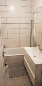 Kupatilo u objektu Cosy apartment close Eiffel Tower