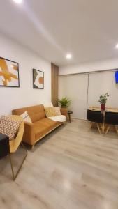a living room with a couch and a table at Lindo Apart en Barranco cerca a Miraflores con BICICLETAS GRATIS in Lima