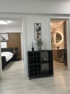 ein Schlafzimmer mit einer schwarzen Kommode mit einer Pflanze darauf in der Unterkunft Cozi place in Voluntari