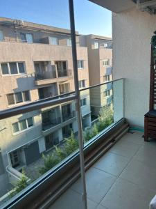 ein Wohnungsbalkon mit Blick auf ein Gebäude in der Unterkunft Cozi place in Voluntari