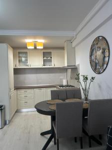 eine Küche mit Tisch und Stühlen in einem Zimmer in der Unterkunft Cozi place in Voluntari