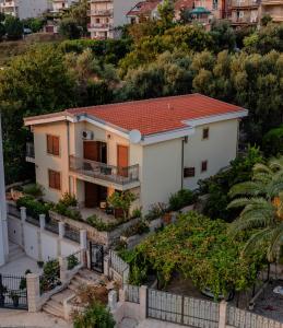 una casa sul fianco di una collina di Villa Botanicus a Petrovac na Moru