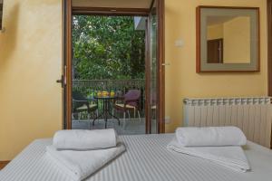 una camera con letto e tavolo con sedie di Villa Botanicus a Petrovac na Moru