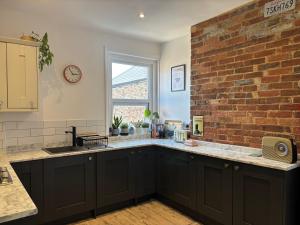 Kuchyň nebo kuchyňský kout v ubytování Charming Edwardian maisonette in trendy location, minutes from restaurants and pubs in Ashley Cross, Poole