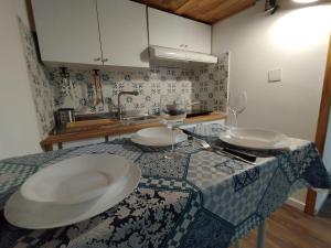 una cocina con una mesa con dos vasos. en La casa di nonno Nicola, en San Vito Chietino