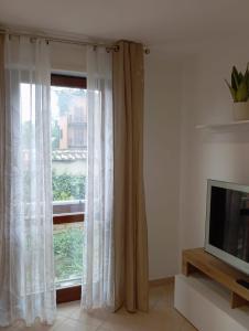TV a/nebo společenská místnost v ubytování B&B Guesthouse La Casetta Di Sutri sulla Francigena