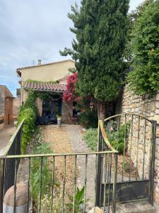 a house with a gate and a tree at La Maisonnette de Bédoin Mont Ventoux - Self Check In in Bédoin