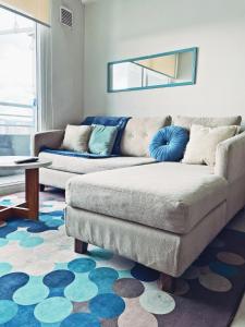 a living room with a couch and a rug at Departamento céntrico, acogedor y bien equipado in Concepción