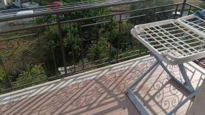 un banco blanco sentado en la parte superior de un balcón en Vince & Rita's home, en Sestri Levante