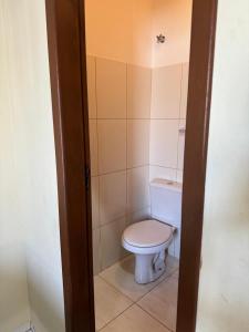 パラチにあるLoft Alvarengaの部屋にある白いトイレ付きのバスルーム