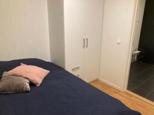 a bedroom with a bed with a blue blanket at Flott leilighet sentralt på Tromsøya in Tromsø