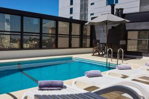 Bazén v ubytování Ramada by Wyndham Buenos Aires Centro nebo v jeho okolí