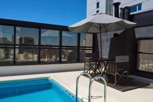 Bazén v ubytování Ramada by Wyndham Buenos Aires Centro nebo v jeho okolí