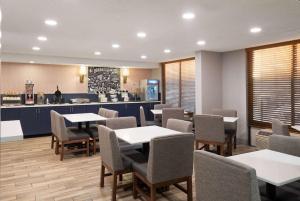 Restaurace v ubytování AmericInn by Wyndham Casper Event Center Area